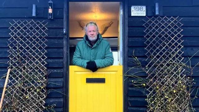 집 현관에 있는 랜스 마틴