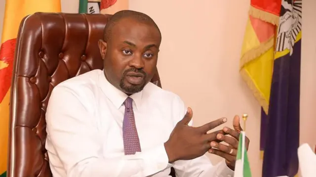 Olubunmi Tunji-Ojo, Minista na-ahụ maka ihe na-eme n'ime obodo Naịjirịa. 