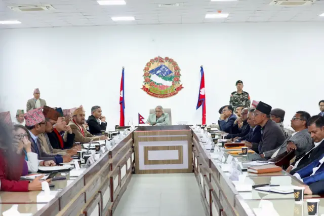 प्रधानमन्त्री सुशीला कार्की चुनावबारे दलका प्रतिनिधिहरूसँग छलफल गर्दै