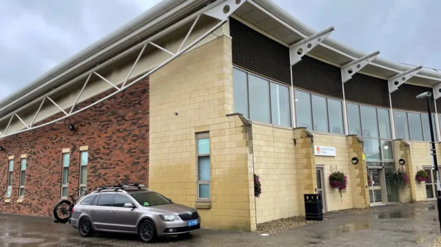 خودروی تائو در کنار ساختمان جوزفین باتلر کالج، دانشگاه دورهام پارک شده