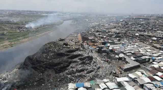 Imagem aérea feita por drone do lixãoaposta para presidente na bet365Agbobloshie