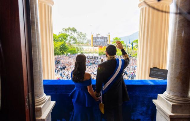 Nayib Bukele y su esposa Gabriela saludan a la multitud desde el balcón del Palancion Nacional en la Plaza Gerardo Barrios de San Salvador, El Salvador, el 1 de junio de 2024.