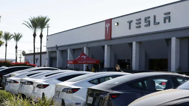 Автомобили Tesla на парковке у автодилера.