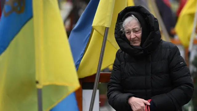 امرأة تنوح بين قبور جنود أوكرانيين في مقبرة ليتشاكيف