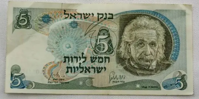 Einstein alifariki miaka mitatu baada ya kuteuliwa kuwa rais wa Israel. Kwa heshima yake, serikali ya Israeli ilitoa noti ya lira 5 iliyokuwa na picha yake mnamo 1968.