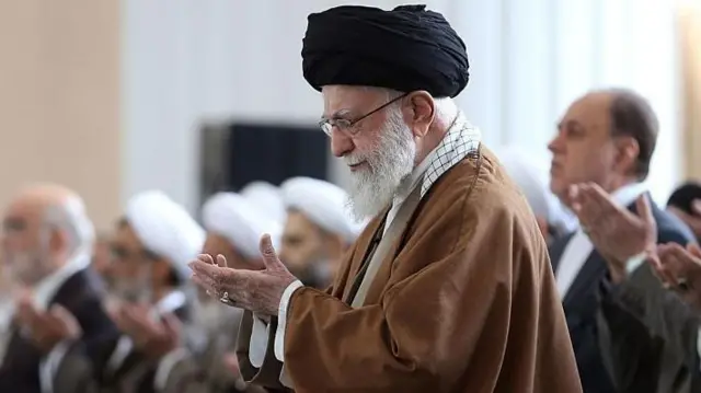 आयतुल्लाह अली ख़ामेनेई ने कहा था कि अगर अमेरिका ईरान में बग़ावत कराने की कोशिश करता है तो देश इसका पहले की तरह जवाब देगा