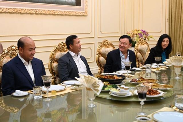 Từ trái qua, nghị sĩ Hun Many, Đại tướng Hun Manet, ông Thaksin và bà Yingluck, em gái ông Thaksin đồng thời cũng là cựu thủ tướng Thái Lan, trong bữa tiệc sinh nhật ông Hun Sen tại Phnom Penh vào ngày 5/8/2023. 