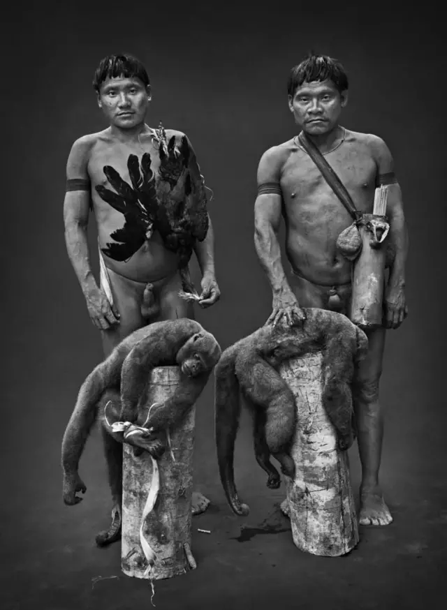 Pinu Vakwë Korubo (esq.), com um pássaro cujubi pendurado no ombro, e Xuxu Korubo, com flechas no ombro, foram fotografados por Salgado em 2017