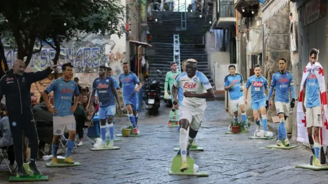 Potongan kardus ukuran asli alias standee para pemain klub Napoli dipajang di piazza di Napoli