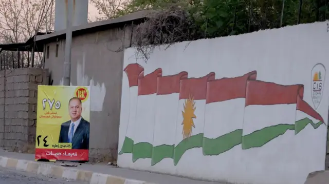 عُرض ملصق انتخابي لأحد المرشحين البرلمانيين على أحد الطرق في أربيل، العراق، قبيل الانتخابات البرلمانية العراقية في إقليم كردستان.