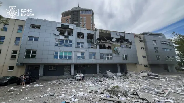 Поврежденный медицинский центр в Днепровском районе Киева