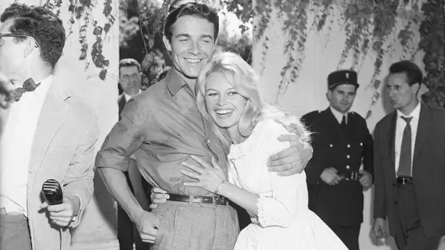 Brigitte Bardot, de 23 años, recibe un abrazo de su nuevo esposo, el actor Jacques Charrier, también de 23 años, tras su boda aquí, el 18 de junio.