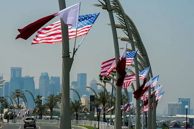 امریکی صدر کے قطر کے دورے پر دوحہ میں قطر اور امریکہ کے پرچم جگہ جگہ سجے نظر آئے