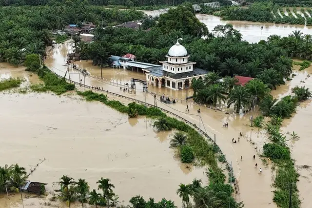 Bencana banjir yang melanda 16 kabupaten/kota di Aceh selain berdampak pada ratusan ribu warga juga merusak sejumlah badan jalan dan jembatan sehingga memutuskan akses transpotasi darat.