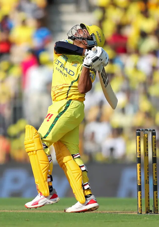 இம்பேக்ட் வீரராகக் களமிறங்கிய சர்ஃபராஸ் கான் முதல் பந்திலேயே டக் அவுட் ஆகி வெளியேறினார்