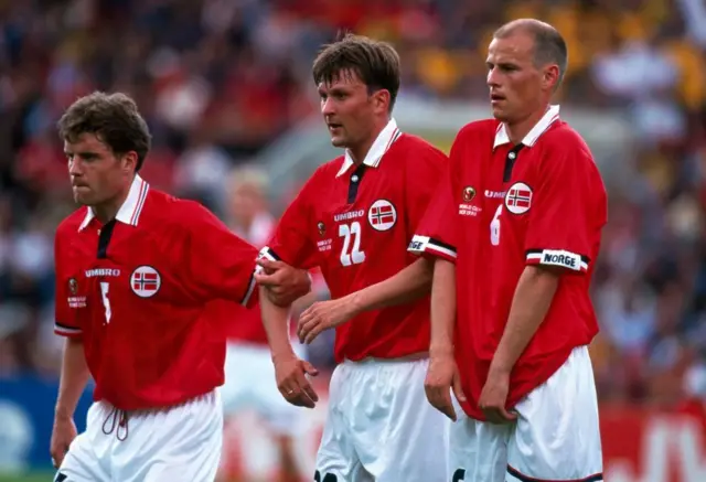 Stale Solbakken en una barrera durante el partido Noruega Escocia de 1998.