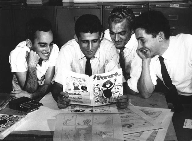 Ziraldo observa com colegas a primeira edição da revista da Turma do Pererê, o primeiro quadrinho nacional de um só autor, em 1962 