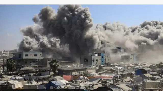 Aworan yii ṣafihan bi eruku to ki ṣe n jade lati ara ado oloro ti wọn sọ si agbegbe kan ni Gaza, eyi to n sọ awọn ohun to wa nibi di ilẹẹlẹ lasan.