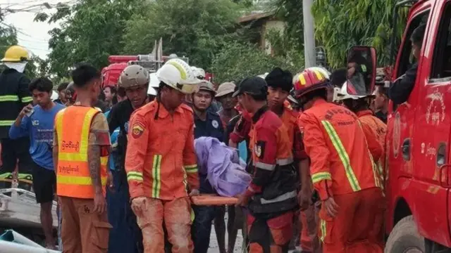 ငလျင်ဒဏ်သင့်အဆောက်အဦဖြိုရင်း ပြိုကျလို့ သေဆုံးသွားတဲ့ လူငယ်