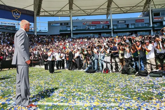 بکام سال ۲۰۰۷ از رئال مادرید به لس‌آنجلس گلکسی پیوست، انتقالی که چهره لیگ فوتبال آمریکا را متحول کرد.