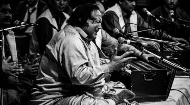 نصرت فتح علي خان د قوالي تر څنګ د فلمونو لپاره هم ګڼ شمېر سندرې ویلي دي.