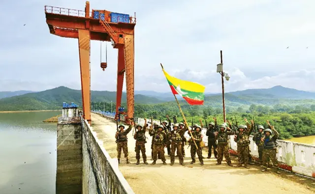 စစ်တပ်ထုတ်ပြန်လာတဲ့ ဆည်တော်ကြီး ရေလှောင်တမံက စစ်သားတွေ
