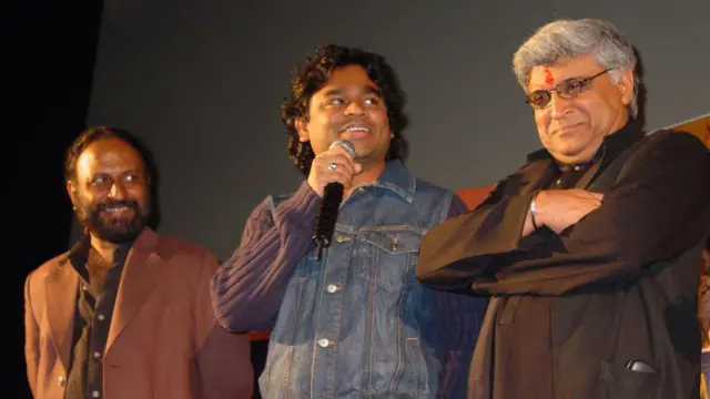 জাভেদ আখতার (ডানে), এআর রহমান (মাঝে), পরিচালক কেতন মেহতা (বাঁয়ে)- ফাইল ছবি