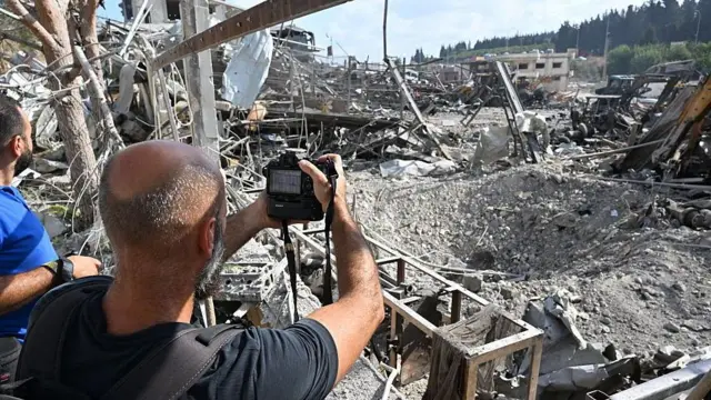 ویرانیهای برجامانده پس از «حمله هوایی اسرائیل به یک انبار تعمیر بولدوزر» در شهر انصاریه در منطقه صیدا در جنوب لبنان در روز پنجشنبه ۴ سپتامبر/۱۳ شهریور