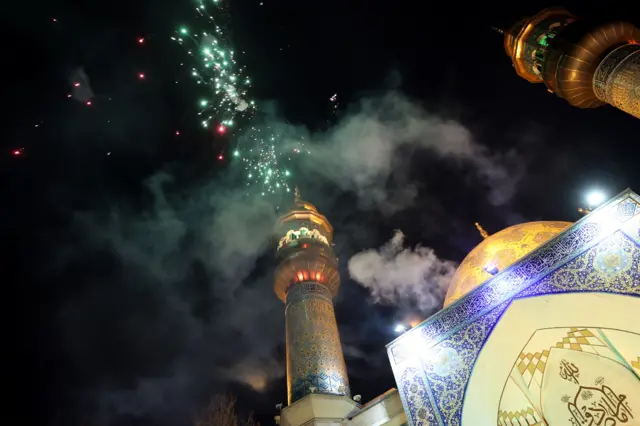 डील के एलान के बाद तेहरान के लोगों ने खुशी में पटाखे जलाए