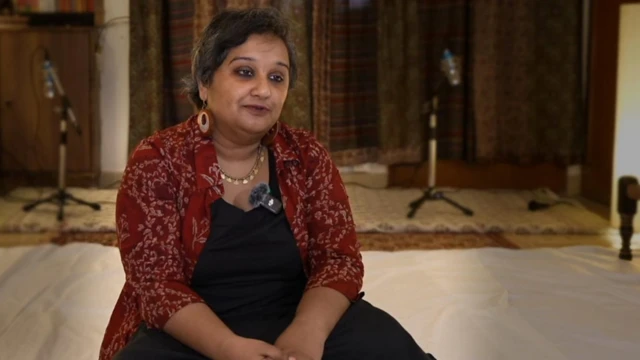 બીબીસી ગુજરાતી
અજાણ્યા લોકોને કેમ ઘરે બોલાવીને આ લોકો મિજબાની કરે છે?