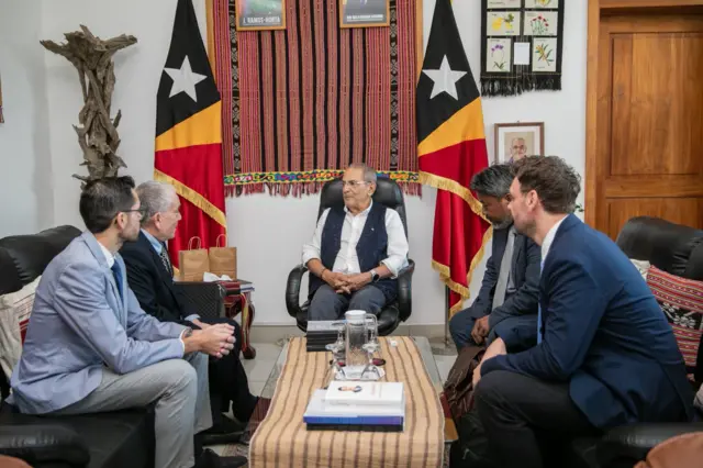 အရှေ့တီမောလက်စ်တေနိုင်ငံရဲ့ သမ္မတ မစ္စတာ ဟိုဆေးရာမို့စ် ဟော်တာ က ချင်းလူ့အခွင့် အရေး အဖွဲ့ (Chin Human Rights Organization) ကို ဇန်နဝါရီ ၁၄ ရက်နေ့မှာ လက်ခံတွေ့ဆုံခဲ့တဲ့ မြင်ကွင်း