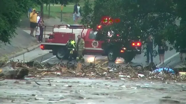 Viatura de socorristas em meio a escombros e pessoas filmando com o celular
