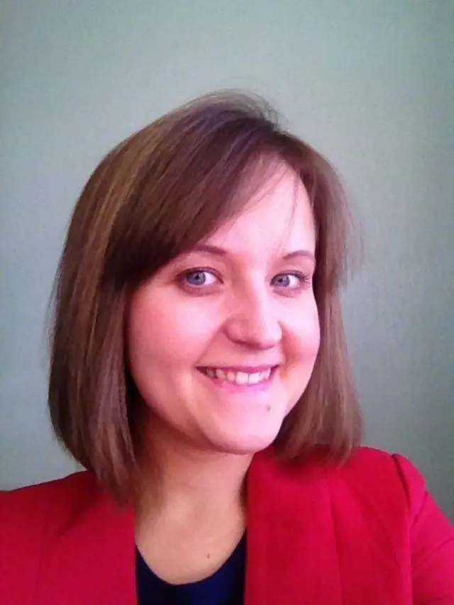 Лицо улыбающейся женщины со стрижкой каре