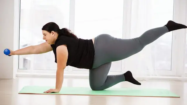 Mulher fazendo exercício em casa