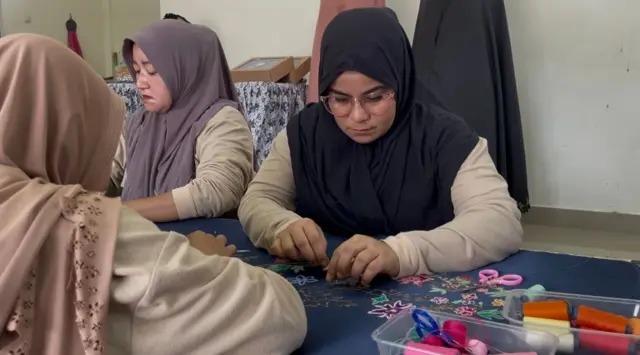 Rieka Merdeka Wati membuat selendang jahit di Lapas Perempuan Padang sebagai bagian dari kegiatan narapidana perempuan