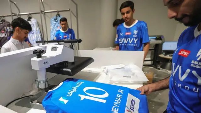 Kaos Neymar sudah banyak diminati para penggemar sepak bola di Arab Saudi