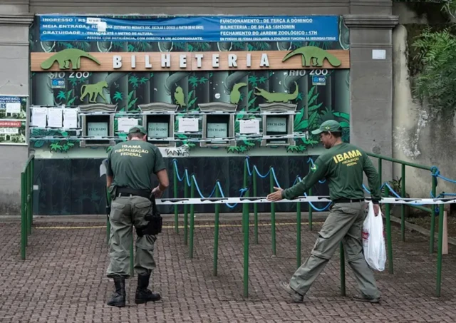 La billetterie du zoo de Rio est fermée par des fonctionnaires de l'Ibama