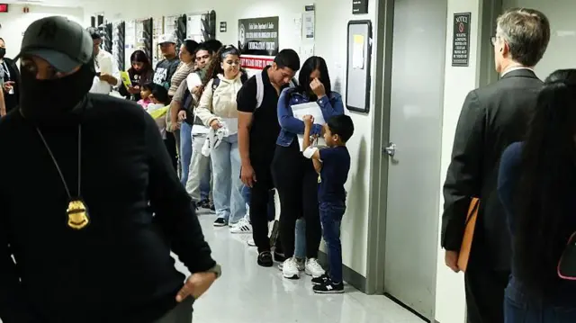 Personas hacen fila antes de sus audiencias en el Tribunal de Inmigración de Federal Plaza en Nueva York, el 7 de octubre de 2025.