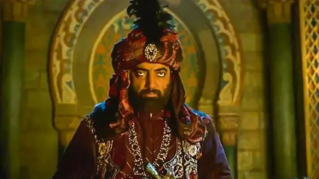 سرمہ لگی آنکھ والے محمد غوری کو فلم پرتھوی راج میں انتہائی سفاک حملہ آور دکھایا گيا ہے