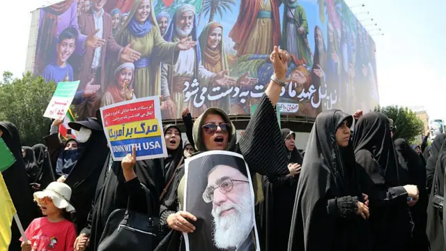 تجمع اعتراضی حامیان جمهوری اسلامی در خیابان ولیعصر تهران