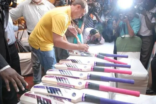 میتھو ہیڈن نے 2010 کے آئی پی ایل سیزن میں مینگوز بیٹ کا استعمال کیا تھا لیکن یہ زیادہ مقبول نہ ہو سکا