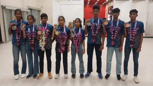 සෞදි අරාබියේ පැවති 06 වන ආසියානු යොවුන් මළළ ක්‍රීඩා තරගාවලියට ශ්‍රී ලංකාව නියෝජනය කරමින් සහභාගී වූ වයස අවුරුදු 18 න් පහළ ක්‍රීඩක ක්‍රීඩිකාවෝ අද (අප්‍රේල් 20 වැනිදා) අළුයම දිවයිනට පැමිණියහ.