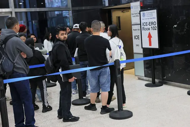 ICE 심사를 위해 기다리는 사람들 
