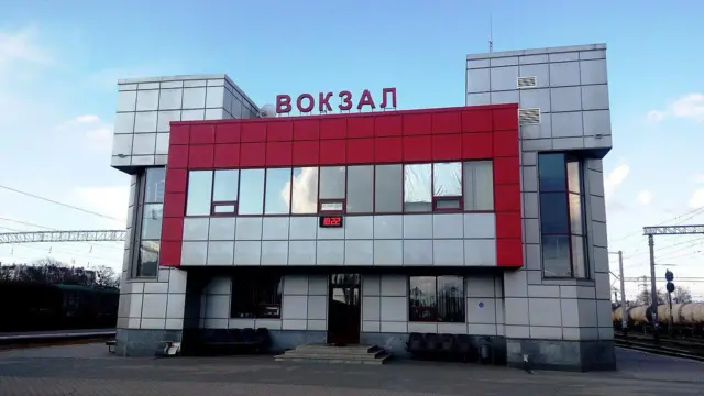 Будівля Фастівського залізничного вокзалу, яку відкрили в 2011 році. Нагорі напис червоними літерами "Вокзал". На будівлі є годинник та червона напіврамка, обрамлення.