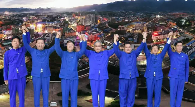 မဲဆွယ်စည်းရုံးရေးကာလမှာ အငြိမ်းစား ဒုဗိုလ်ချုပ်ကြီး အောင်သန်းထွဋ် နဲ့အတူတွေ့ရတဲ့ မိသားစုဝင်တွေ