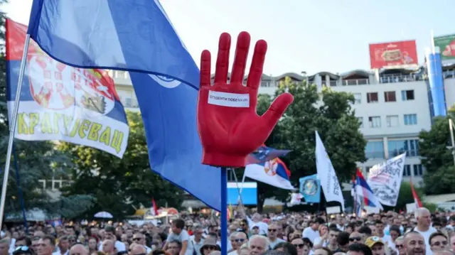 црвена шака на протесту у Краљеву 28. јуна 2026.