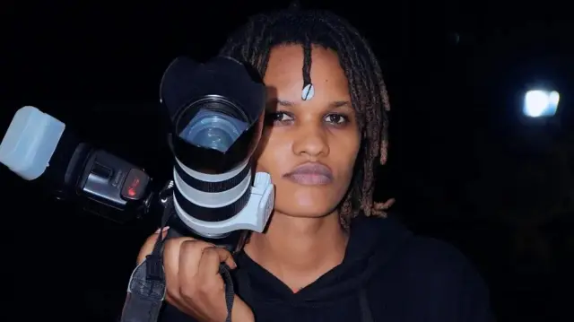 Aline Niyonizeye afise igikoresho co gufotora