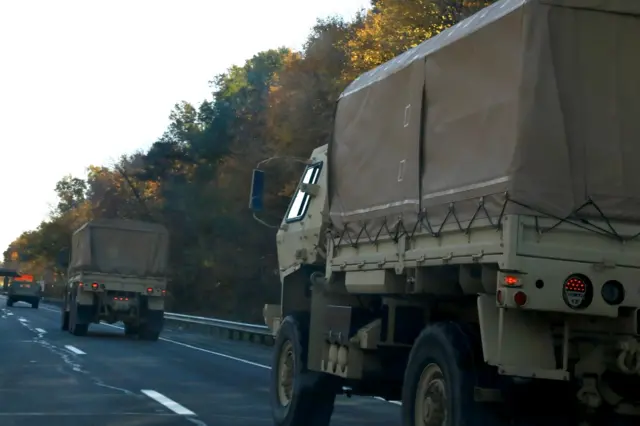 Ilustrasi konvoi kendaraan operasional militer.
