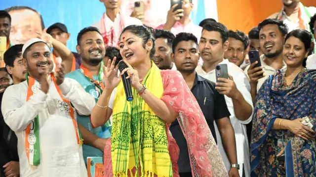 सयानी घोष राजनीतिक मंचों से नज़्म भी पढ़ती हैं और हनुमान चालीसा का पाठ भी करती हैं