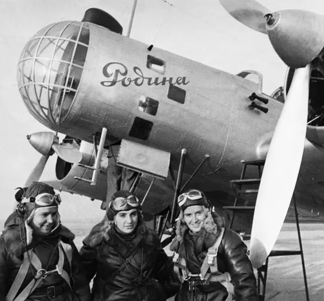 Marina Roksova (à direita), junto a Polina Osipenko (esquerda) e Valentina Grizodubova